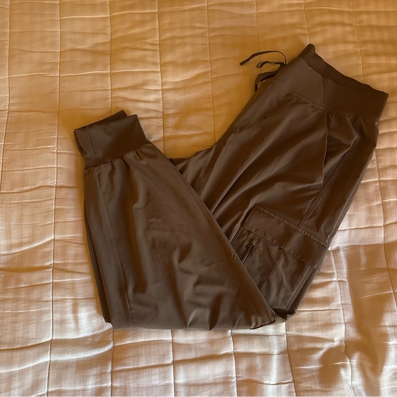 Women’s All in Motion Cargo Jogger Pants - Picture 2 of 4